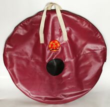 Um die empfindlichen Laufräder beim Transport zu schützen, gab es spezielle Laufradtaschen aus festem, gummiertem Gewebe. (diverse Farbvarianten bekannt)