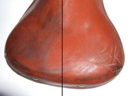 Die Abbildung zeigt den Effekt des Polierens auf einem Ledersattel nach nur wenigen Minuten.