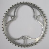 Sportkettenblatt (Leichtmetall-Ausführung) Zeitraum: vrmtl. Mitte 50er Jahre Verwendung: Diamant Luxus-Sporträder Material: Aluminium Befestigung: 3-Punkt-Befestigung (120mm Lochkreisdurchmesser) Größe: 49 Zähne Zahnbreite: 3/32" (2,3mm) Bemerkungen: ungerade Zähnezahl für gleichmäßigeren Verschleiß