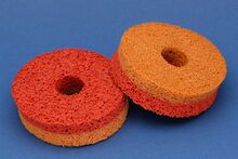 Lenkerschwämme Zeitraum:198x bis 1990(?) Verwendung: Zubehörteil Material: Schaumgummi Farben: orange/gelb (abgebildet), orange/blau, rot/grün Bemerkungen: Deko-Artikel zum Aufschieben neben die Lenkergriffe