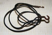 Schwarzes Lichtkabel, Anfang der 50er Jahre (hier: 1952). Das Kabel ist dünn mit Garn ummantelt und dann zusätzlich mit einem dünnen Gummischlauch versehen.