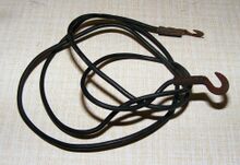 Zeitraum: frühe 1950er Jahre (hier: 1952) Hersteller: ? Ummantelung: Garn, dünner Gummischlauch Farbe: schwarz Bemerkungen: