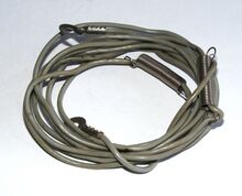 Zeitraum: 1960er Jahre (bis mind. 1965) Hersteller: ? Ummantelung: Gummi Farbe: grau Bemerkungen: Mittelgroßer Querschnitt. Mit Federn zur Spannung des Kabels entlang des Bowdenzuges.