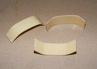 Lichtkabelbefestigung aus Plastik für die Führung des Kabels unter den Schutzblechen bei Diamant-Luxus-Sporträdern. Für das vordere Schutzblech werden 2 Klemmen, für das hintere Schutzblech 9 Klemmen benötigt.