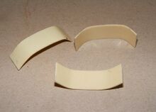 Plastikklemme für die Führung des Kabels unter den Schutzblechen bei Diamant-Luxus-Sporträdern. Für das vordere Schutzblech werden 2 Klemmen, für das hintere Schutzblech 9 Klemmen benötigt.