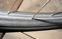 Stahlfelge, farbig lackiert Zeitraum: 195?-1979 Verwendung: Mifa-Fahrräder, Diamant-Fahrräder (bis ca.1966). Material Stahl, lackiert Durchmesser 26", 28", ? Eignung für Felgenbremsen: nein Bemerkungen: nach 1965 vrmtl. nur noch an Mifa-Modellen 101 und 102 verwendet.