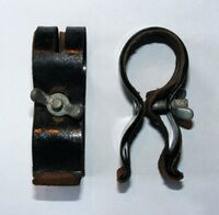 Zeitraum: 50er Jahre Hersteller: ?? Material: Stahl, lackiert Bemerkungen: Einlage aus Leder. Ungeprägt.