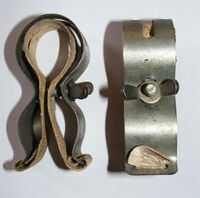 Zeitraum: 195? - mind. 1965 Hersteller: vrmtl. Franz Burkert Material: Stahl, verzinkt Bemerkungen: Einlage aus Leder. Ungeprägt.