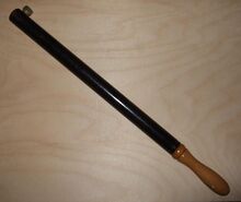 Luftpumpe von ?? Zeitraum: 1950er/1960er Jahre Material: Stahl lackiert, Holz Bekannte Farben: schwarz Bemerkungen: