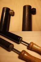 Details zweier Luftpumpen im Vergleich, die ältere Pumpe hat noch eine Führung aus Holz und einen Dichtungsverschluß aus Metall.