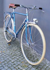 ==============================================] Detailansicht des links nebenstehenden Rades. Gut zu erkennen ist die Führung des Lichtkabels unter dem Unterrohr mittels angelöteter Ösen und unter den Schutzblechen mit gelben Plastikklemmen.