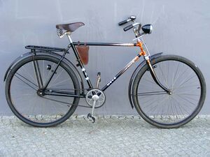 Möve Modell 10 von 1951. Aufgrund der Unterschiede des Rahmens zum Modell 184 (Muffen, Kröpfungen der Hinterradgabel u. a.) Klassifizierung als Modell 10. Originalzustand. Es fehlen Dynamo und Luftpumpe.