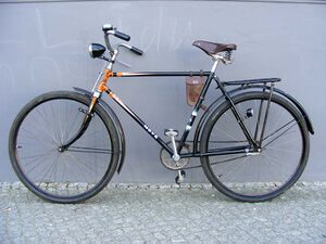 Beleuchtung: Vrmtl. BALACO (Scheinwerfer und Rücklicht ungeprägt, Dynamohalterung kann eindeutig BALACO zugeprdnet werden), Sattel und Tasche: LLM, Naben: IFA (hinten Centrix), Griffe: Tempo, Bereifung: DEKA, Pedale: IFA