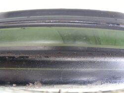 Schutzbleche und Felgen mit breitem Mittelstreifen, Strahlenkopf und Mittelstreifen geflammt.