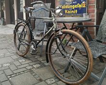 Möve Modell 50 Baujahr 1954, mit geflammtem Strahlenkopf und Steuerkopfschild mit großem IFA-Schriftzug. Sattel und Werkzeugtasche von LLM, Rücklicht nicht original.