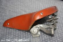 Tourensattel von Möve Zeitraum: späte 1970er bis Mitte 1980er Jahre Verwendung: Zubehörteil Decke: Leder, lackiert Gestell: Stahl, verzinkt Bemerkungen:Ausführungen für Damen- und Herrenräder. Kleine Druckfedern.