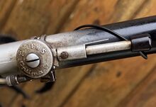 Zeitraum: 1954/55 Verwendung: Möve Modell 100 Material: Aluminium, Kunststoff Bemerkungen: für Optima-Dreigang-Schaltungen, beschriftet mit FuS, Optima und der Jahresprägung.