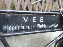 Das handbemalte Werbeschild des vorstehenden Rades.