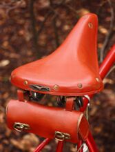 Sportsattel Nr. 421 VL (Möve) Zeitraum: 1956 bis 1959 Verwendung: Tourensport- und Sporträder von Diamant und Mifa Sporträder Lederdecke: rotbraun lackiert Gestell: verchromt, lackiert (vrmtl. nur für Export) Bemerkungen: entsprechend nebenstehender Katalogabbildung, hier von 1958.