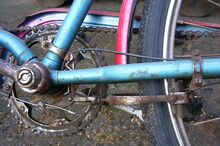 Felgenbremse Zeitraum: etwa 1954/55 bis mind. 1956 Verwendung: Möve Tandem Material: Stahl Bemerkungen: Als zusätzliche dritte Bremse bei Möve-Tandems; durch Seilzug bedient. Ansonsten im wesentlichen identisch mit hinterer Gestänge-Felgenbremse für Export-Fahrräder in "englischer" Ausführung.