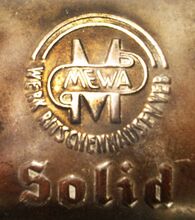 Hersteller- und Modellprägung auf der "Solid"-Karbidlampe.