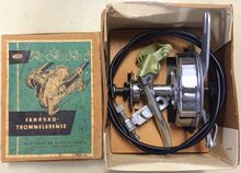 Zubehör der MGF-Nabe Mit der Nabe wurden der Bremshebel für 22mm und 25mm-Lenker und der Bremszug geliefert. Der Gegenhalter wird fest an der Gabel montiert, wohingegen die Nabe nach Aushängen des Bremszugs entnommen werden kann. Der Bremshebel war sehr wahrscheinlich Zulieferteil von der Firma Reichardt aus Petershagen bei Berlin.