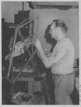 "Bild 6 Handwerkliches Können ist in der Sportgerätefertigung z. B. für Radballmaschinen gefragt" (um 1987).