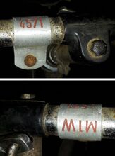 Kennungsmarke am Lenker des vorstehenden Fahrrades, das als Dienstrad im VEB Mathias-Thesen- Werft in Wismar diente.