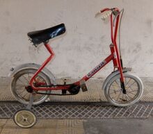 Modell KF 151, hier mit Mifa-Dekor, um 1980. Ob das (angeschweißte) Sattelrohr hier original ist, ist ungewiss; ebenso die Griffe. Pedale nicht original. Es fehlt der Kettenschutz.