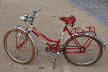 Ausstattung weitgehend der Inlandausführung entsprechend. Ausländischer Herkunft ist der Kettenschutz von Horn (vrmtl. nachgerüstet). Auffällig sind ferner die in Rahmenfarbe lackierten Schutzblechstreben und der Sattel.