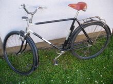 Ein Modell 101 von 1978 mit Gepäckträger in Schwedenform (zu dieser Zeit wurden hierfür offenbar farblich neutrale Teile verwendet) und dem damals neu entwickelten Lenker.