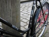 ================================= Das hier gezeigte Exemplar besitzt ein innenverlötetes Oberrohr. Markant ist ebenso der filigrane Steg zwischen den Hinterbaustreben, der auch den Anbau einer Felgenbremse ermöglicht.