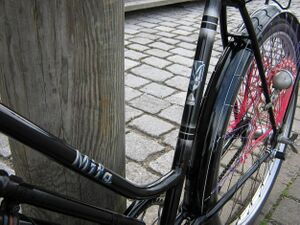 ============================================== Das hier gezeigte Exemplar besitzt ein innenverlötetes Oberrohr. Markant ist ebenso der filigrane Steg zwischen den Hinterbaustreben, der auch den Anbau einer Felgenbremse ermöglicht.