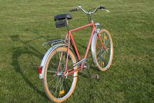 ==================================] Ansonsten ähnelt die Ausstattung weitgehend der des Referenzfahrrads von 1985.