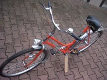 Es besitzt die für diesen Zeitraum typischen Ausstattungsdetails wie z.B. die Lenkergriffe aus schwarzem Kunststoff,....