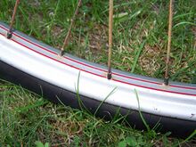 Die Stahlfelgen dieses Exemplars sind nunmehr silbergrau lackiert und rot liniert.