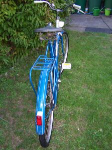 Ende der 1970er Jahre besaßen die Tourensporträder bereits den neueren Lenker, aber noch den alten Gepäckträger. Zu dieser Zeit waren die Rahmen noch zweifarbig lackiert.