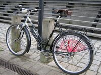 ================================] Dieses Exemplar besitzt am Rahmen eine einfache Bandverzierung. Vermutlich gab es auch (ähnlich wie etwa beim Modell SH 14/1) Ausführungen mit Strahlenkopflackierung.