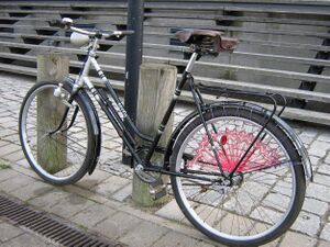 ==============================================] Dieses Exemplar besitzt am Rahmen eine einfache Bandverzierung. Zeitgleich gab es auch Ausführungen mit einer Strahlenkopflackierung.