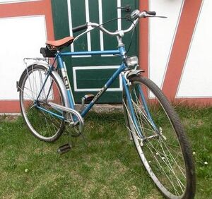 Referenz-Fahrrad (?) ============================= Mit diesem sehr schlichten Rahmendekor wurden die Sporträder etwa zwischen 1980 und 1986 ausgeliefert. Zudem waren die Rahmen jetzt nur noch einfarbig lackiert.