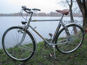 ================================================ Das Rahmendekor wurde in dieser Form fast nur bei den Sporträdern verwendet. Weitere Neuerungen waren der serienmäßige Seitenständer sowie das Speichenschloss am Hinterbau.