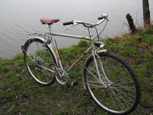 Referenz-Fahrrad (?) [================================================ 1987 wurden die Mifa-Sporträder optisch überarbeitet und mit neuen Typenbezeichnungen angeboten. Das hier gezeigte Modell 214 (Baujahr 1987) befindet sich im Originalzustand, es fehlt lediglich die Werzeugtasche.