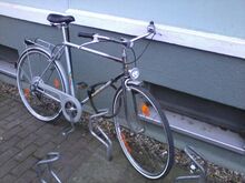 Sattel und Scheinwerfer sind nicht original, der Kettenschutz wurde in dieser Form offenbar auch gelegentlich bei den Sporträdern angebaut.