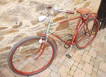 Mit diesem Lackierungsschema wurden die Toureneräder noch bis 1964 ausgeliefert, danach entfiel das aufwendige Strahlendekor zugunsten eines einfacheren Spritzdekors.