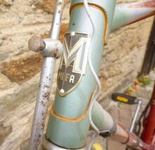 Das Strahlendekor am Steuerkopf dieses Fahrrades wird von einer orangefarbenen Linie eingefasst...