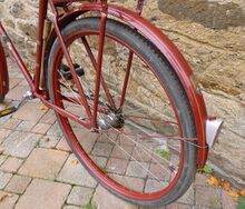 ...die sich auch auf den Felgen und den Schutzblechen wiederfindet. Auch bei den anderen Lackierungsvarianten erfolgte dies in Abhängigkeit von der Farbe der Einfassungslinie des Strahlendekors. Gut zu erkennen ist auch das Mifa-Emblem auf dem hinteren Schutzblech.