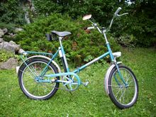 Es besitzt das noch bis 1979 verwendete Rahmendekor aus chromfarbenen Aufklebern mit bunten Sternen. Veränderungen gegenüber dem bisherigen Modell 901 waren zum einen die nunmehr 170 mm langen Tretkurbeln in Verbindung mit einem größeren Kettenblatt...