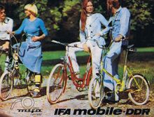 Die Werbeaufnahmen zeigen die Klappräder mit einem eher ungewöhnlichen Gepäckträger. Rechts ist das Modell 903 zu sehen, ganz links das Modell 904.