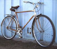 Dieses Sportrad besitzt Rahmenaufkleber von Diamant (am Sattelrohr und am Steuerkopf) und von Mifa.