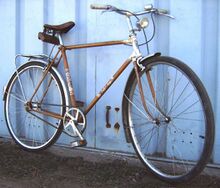 Dieses Sportrad besitzt Rahmenaufkleber von Diamant (am Sattelrohr und am Steuerkopf) und von Mifa. Dies zeigt, wie wenig Aufmerksamkeit dem Finish der Fahrräder teilweise geschenkt wurde. Lenker, Pedale und Scheinwerfer bei diesem Exemplar nicht original.